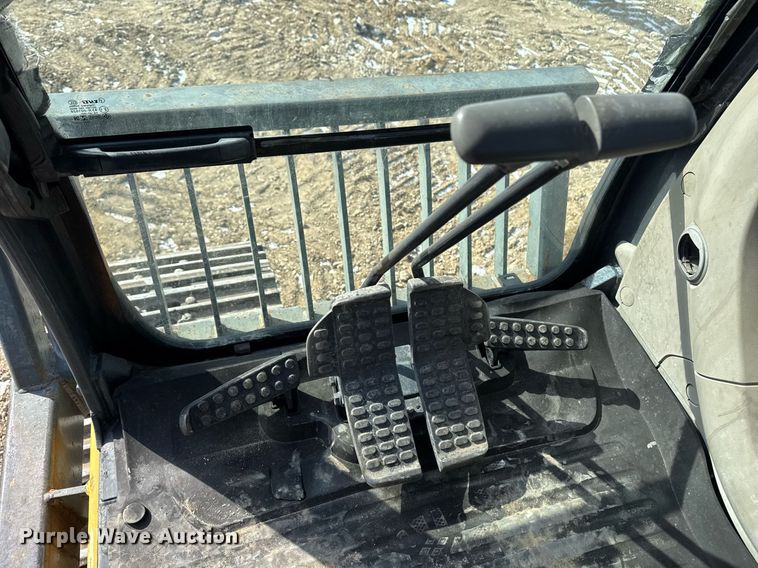 image for item DT0560 2007 John Deere 240D LC long reach excavator