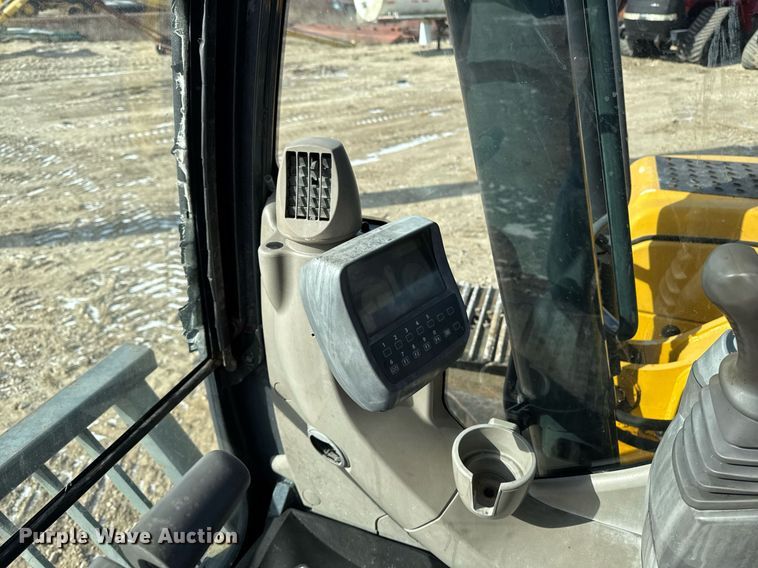 image for item DT0560 2007 John Deere 240D LC long reach excavator