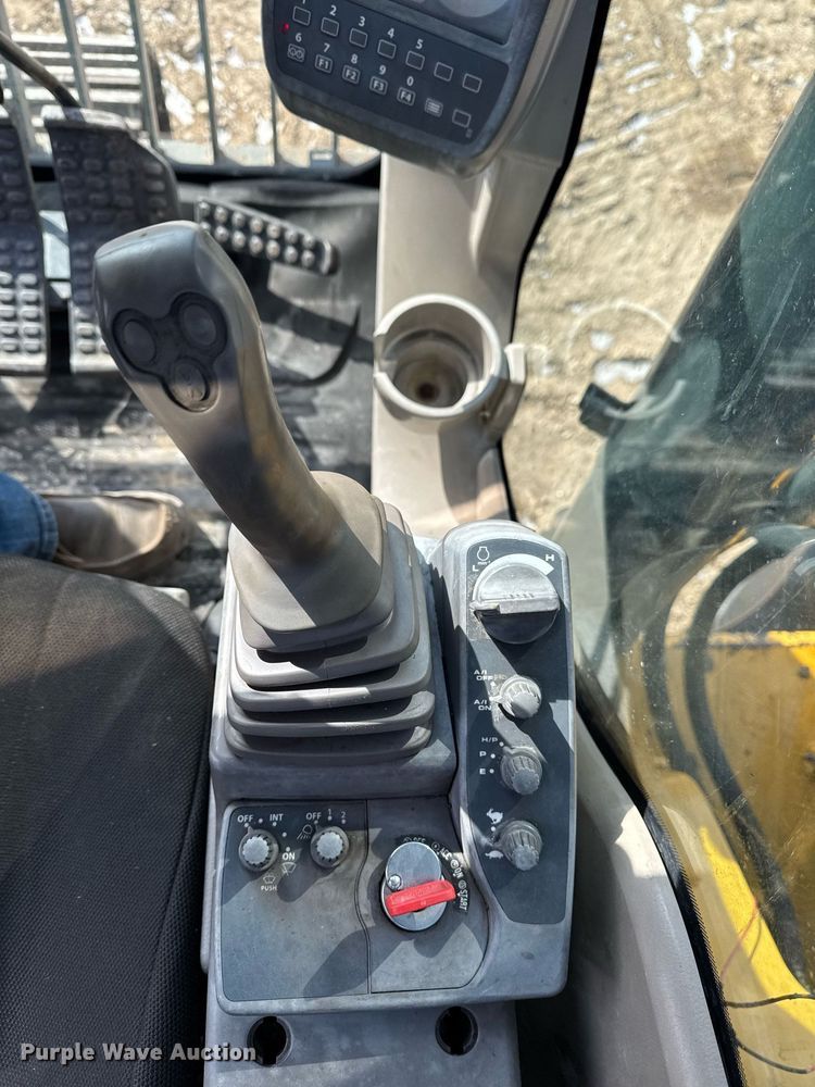 image for item DT0560 2007 John Deere 240D LC long reach excavator