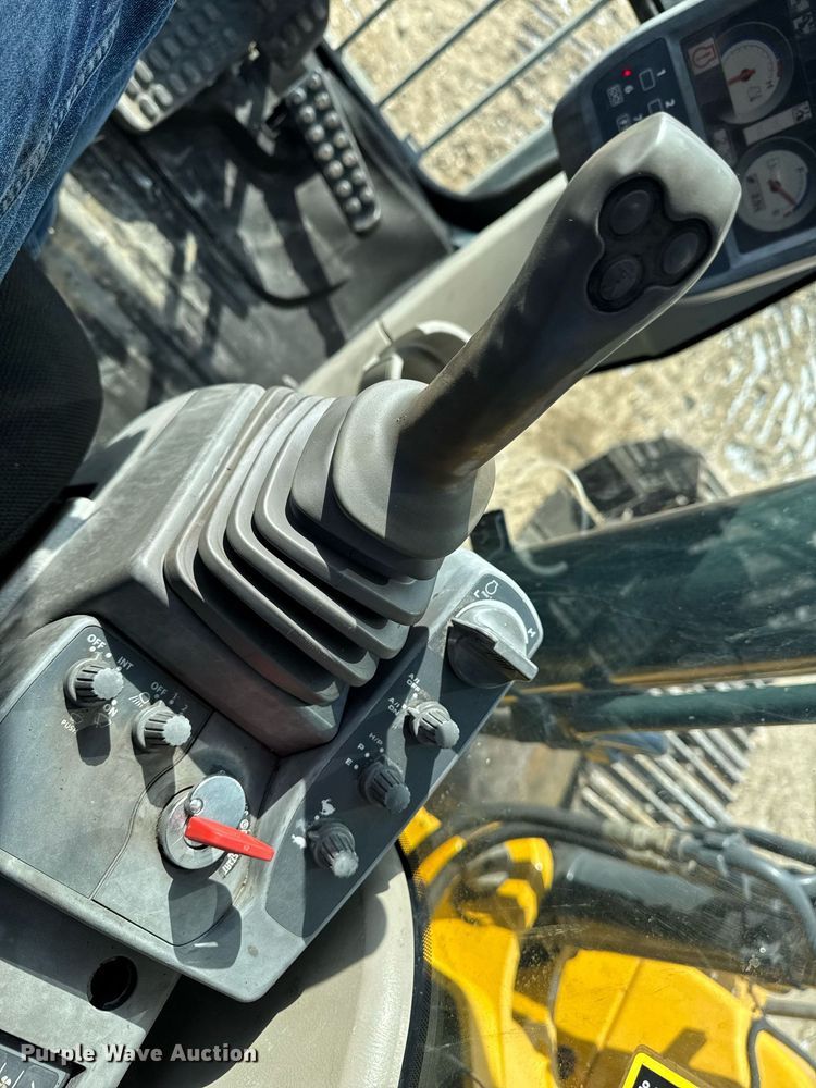 image for item DT0560 2007 John Deere 240D LC long reach excavator