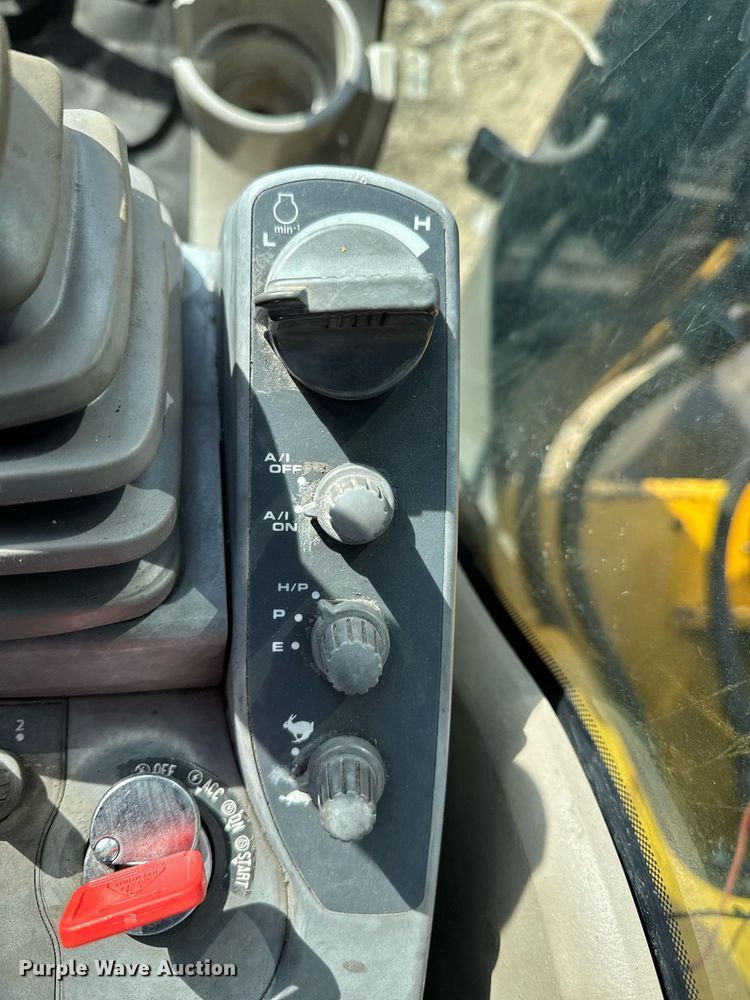 image for item DT0560 2007 John Deere 240D LC long reach excavator