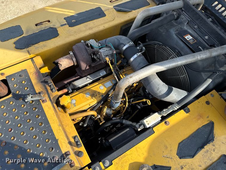 image for item DT0560 2007 John Deere 240D LC long reach excavator