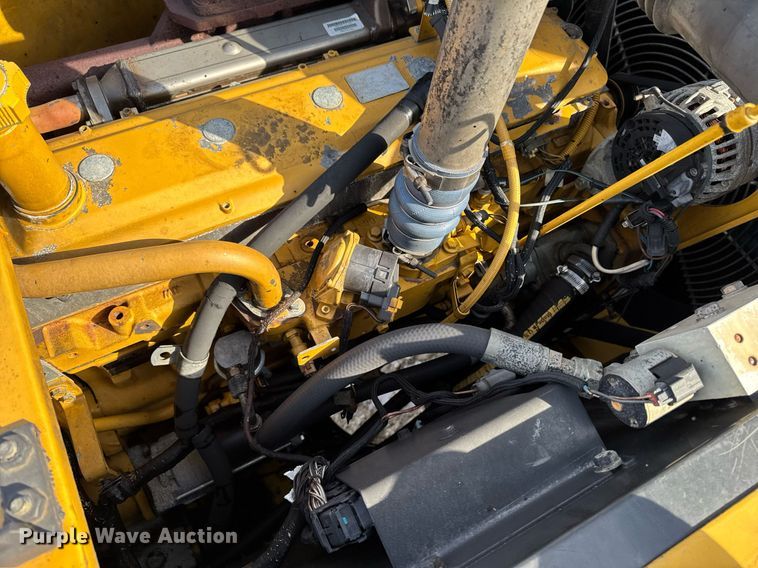 image for item DT0560 2007 John Deere 240D LC long reach excavator