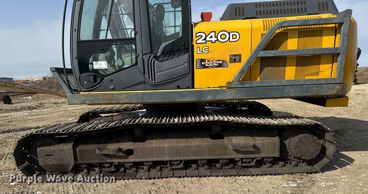 image for item DT0560 2007 John Deere 240D LC long reach excavator