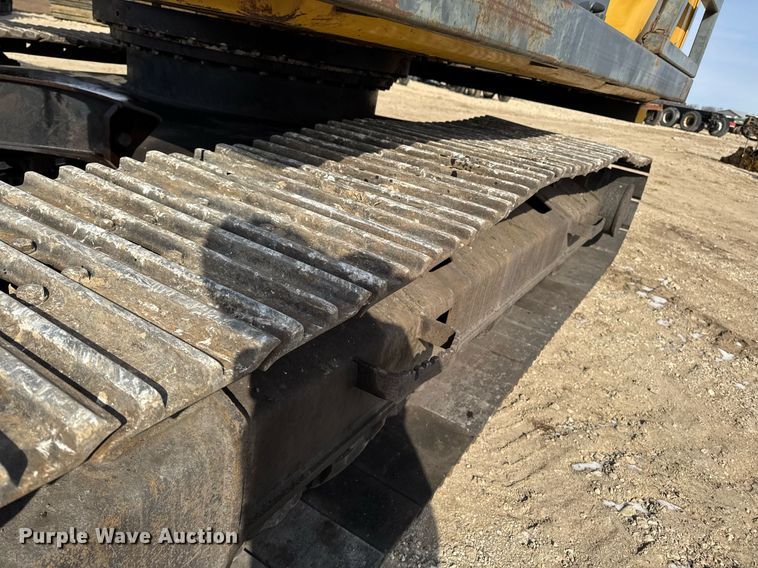 image for item DT0560 2007 John Deere 240D LC long reach excavator