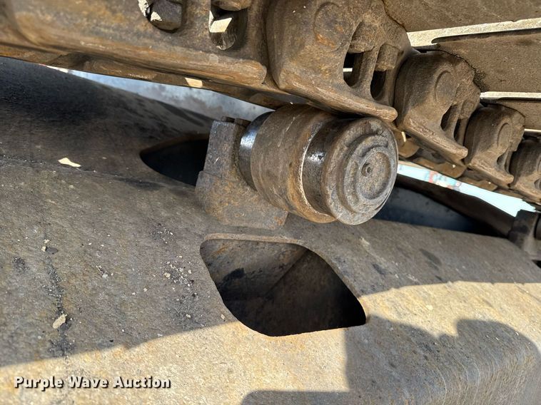 image for item DT0560 2007 John Deere 240D LC long reach excavator