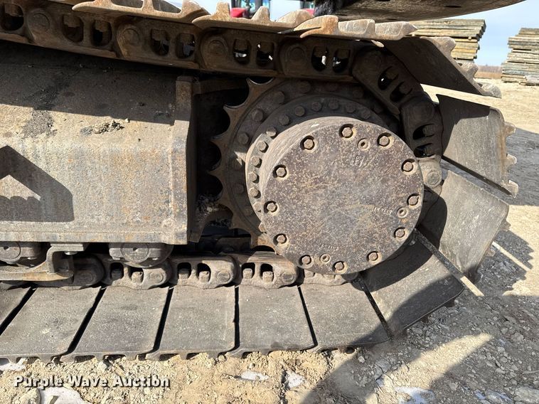 image for item DT0560 2007 John Deere 240D LC long reach excavator