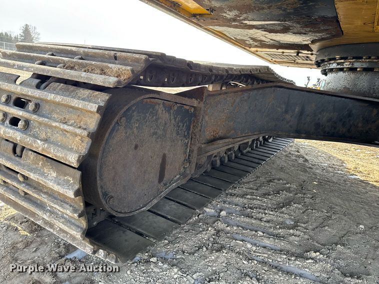 image for item DT0560 2007 John Deere 240D LC long reach excavator