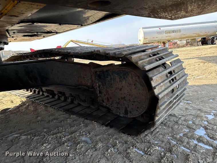 image for item DT0560 2007 John Deere 240D LC long reach excavator