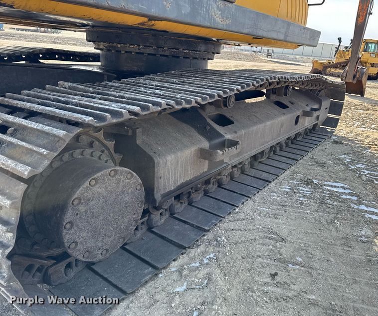 image for item DT0560 2007 John Deere 240D LC long reach excavator