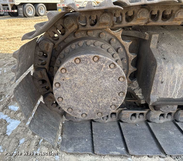 image for item DT0560 2007 John Deere 240D LC long reach excavator