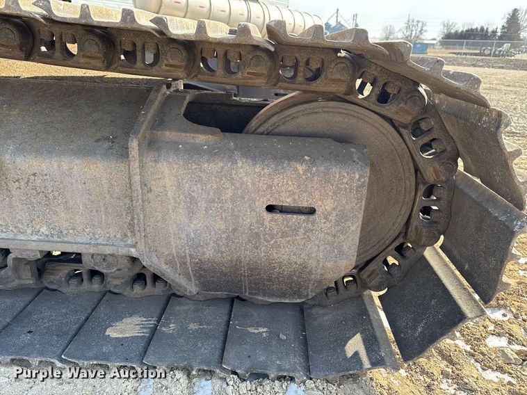 image for item DT0560 2007 John Deere 240D LC long reach excavator