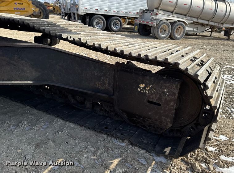 image for item DT0560 2007 John Deere 240D LC long reach excavator