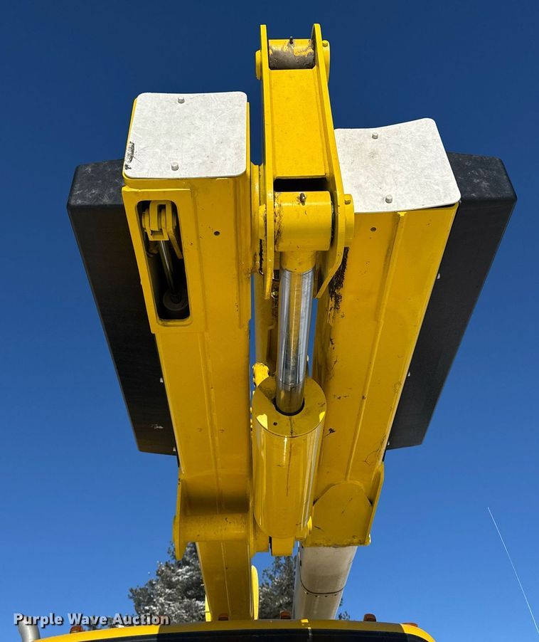 image for item DT0562 2021 Freightliner M2 106 bucket truck