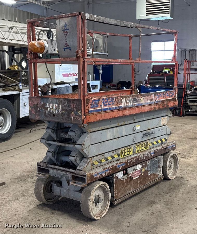 image for item DT0565 2001 Skyjack SJ III 3226 scissor lift
