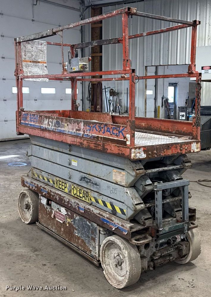 image for item DT0565 2001 Skyjack SJ III 3226 scissor lift