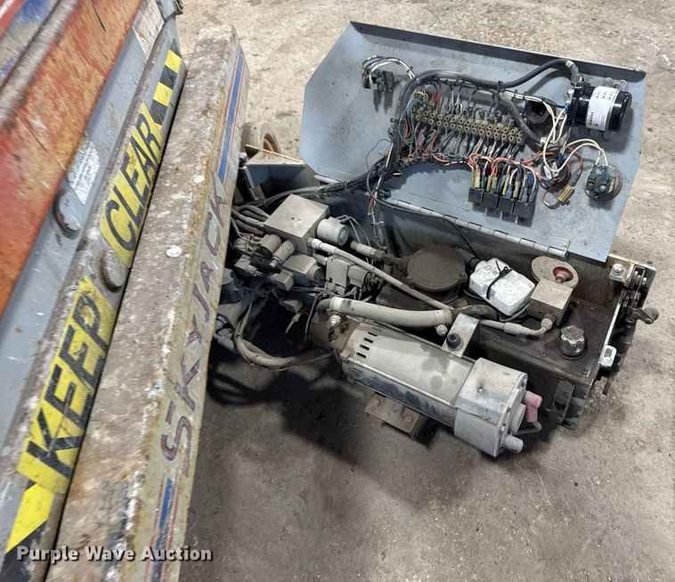 image for item DT0566 1993 Skyjack SJ3015 scissor lift