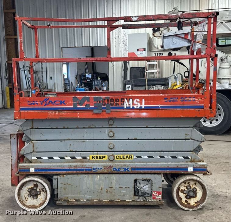 image for item DT0567 2006 Skyjack SJ3226 scissor lift