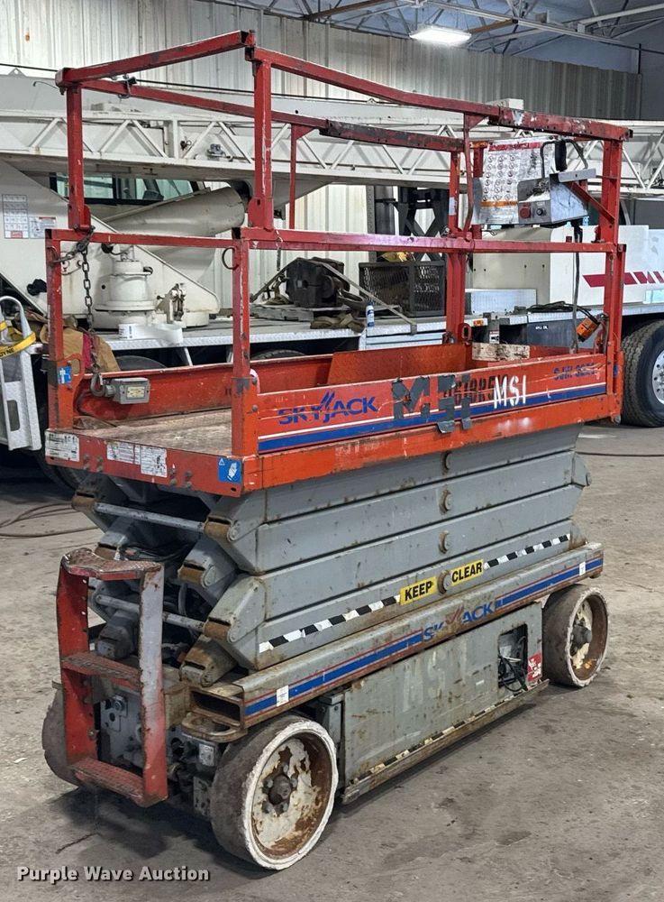 image for item DT0567 2006 Skyjack SJ3226 scissor lift
