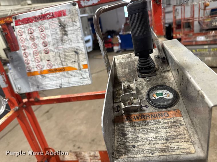 image for item DT0567 2006 Skyjack SJ3226 scissor lift