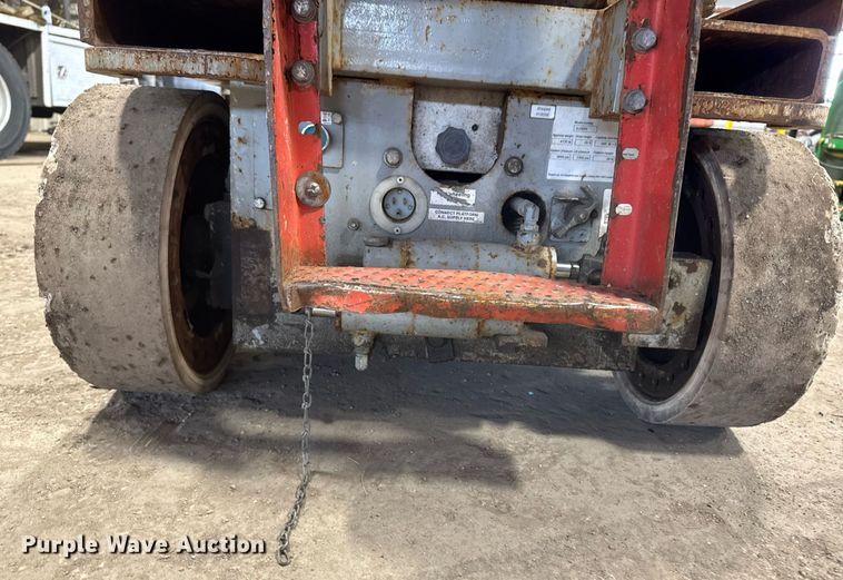 image for item DT0567 2006 Skyjack SJ3226 scissor lift