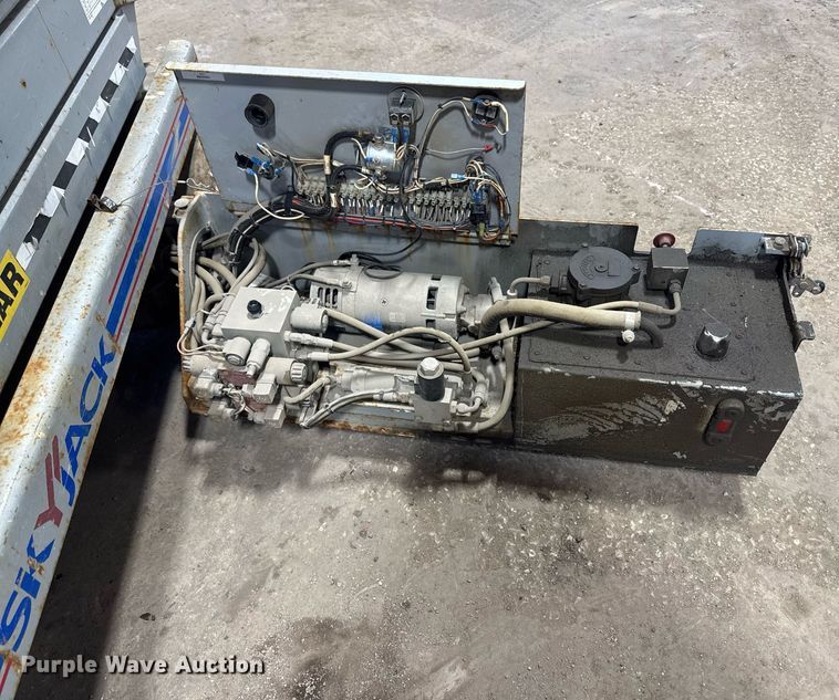 image for item DT0567 2006 Skyjack SJ3226 scissor lift