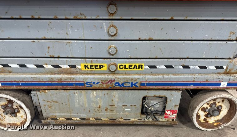 image for item DT0567 2006 Skyjack SJ3226 scissor lift