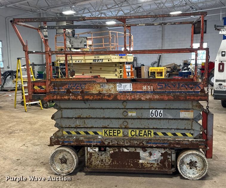 image for item DT0568 2001 Skyjack SJ III 3226 scissor lift