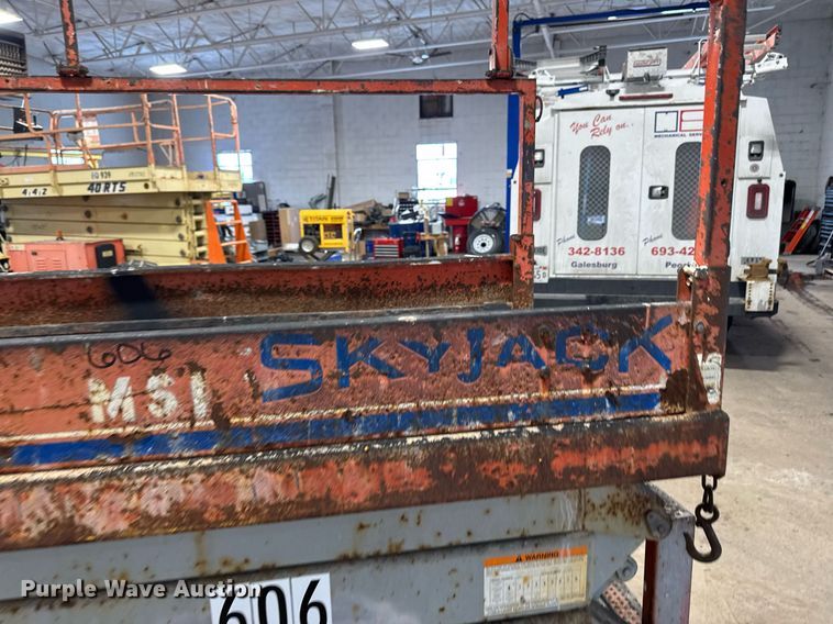 image for item DT0568 2001 Skyjack SJ III 3226 scissor lift