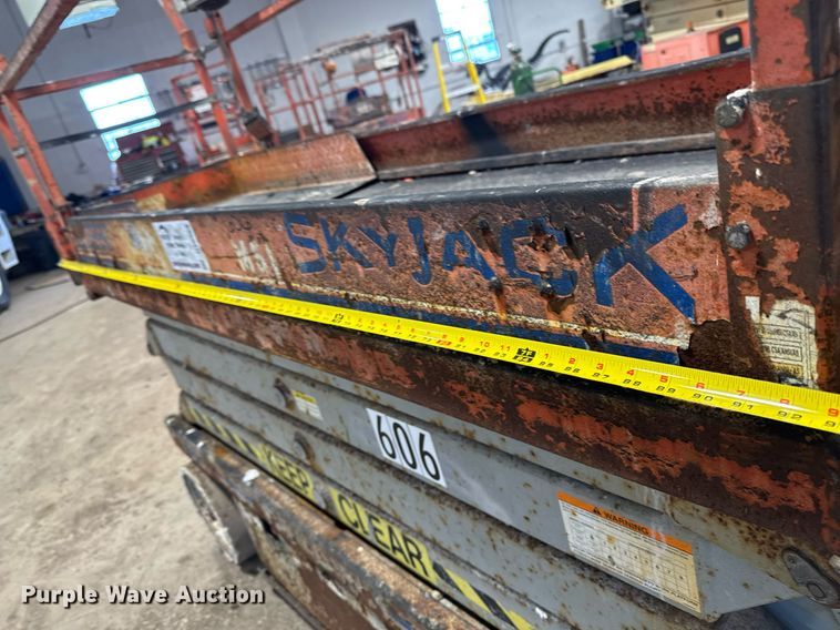 image for item DT0568 2001 Skyjack SJ III 3226 scissor lift