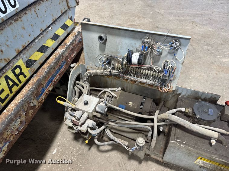 image for item DT0568 2001 Skyjack SJ III 3226 scissor lift