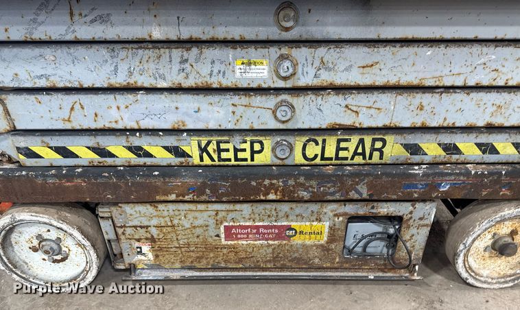 image for item DT0568 2001 Skyjack SJ III 3226 scissor lift