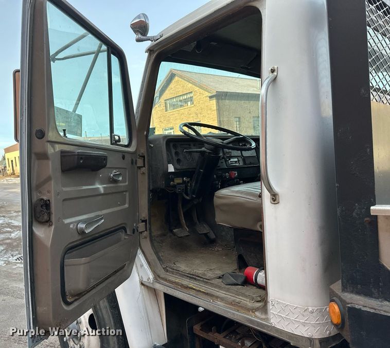 image for item DV0577 1987 International  1954 reel truck