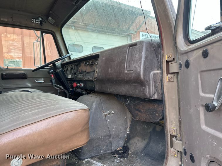 image for item DV0577 1987 International  1954 reel truck