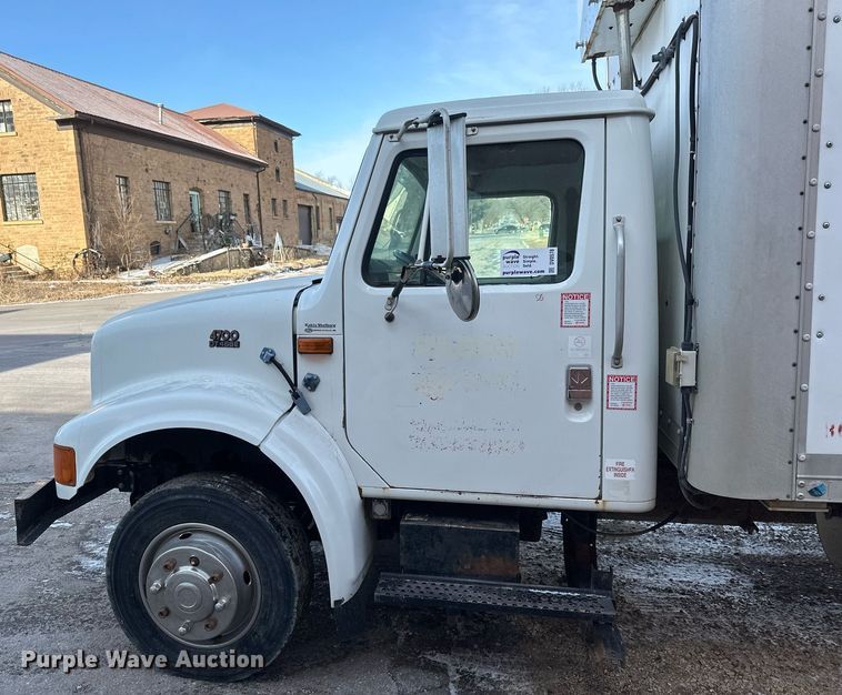 image for item DV0578 2000 International  4700 refrigerated delivery truck
