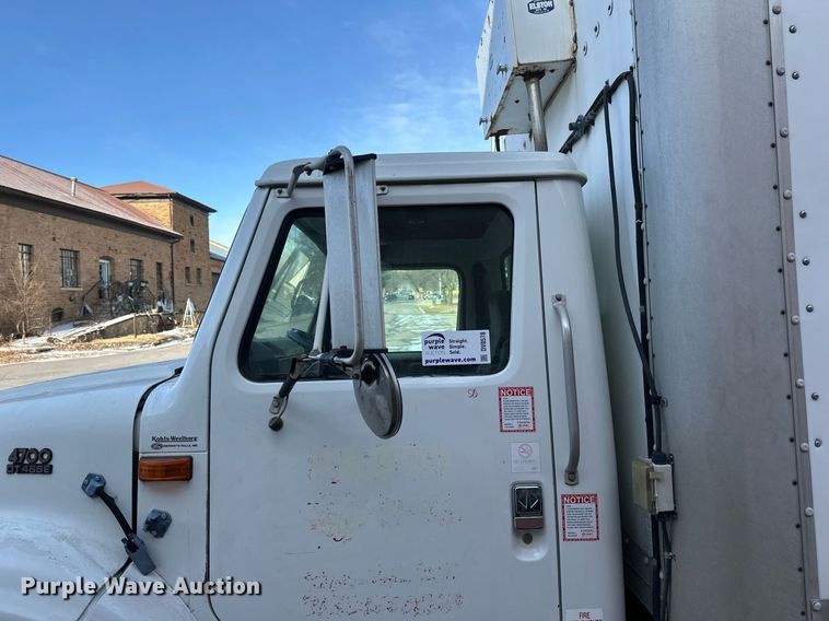 image for item DV0578 2000 International  4700 refrigerated delivery truck