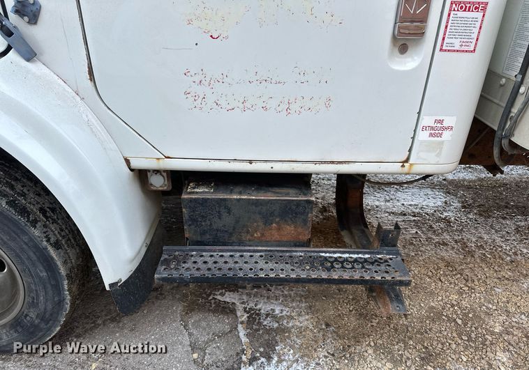 image for item DV0578 2000 International  4700 refrigerated delivery truck