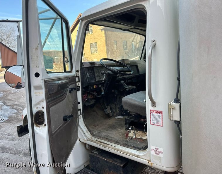 image for item DV0578 2000 International  4700 refrigerated delivery truck