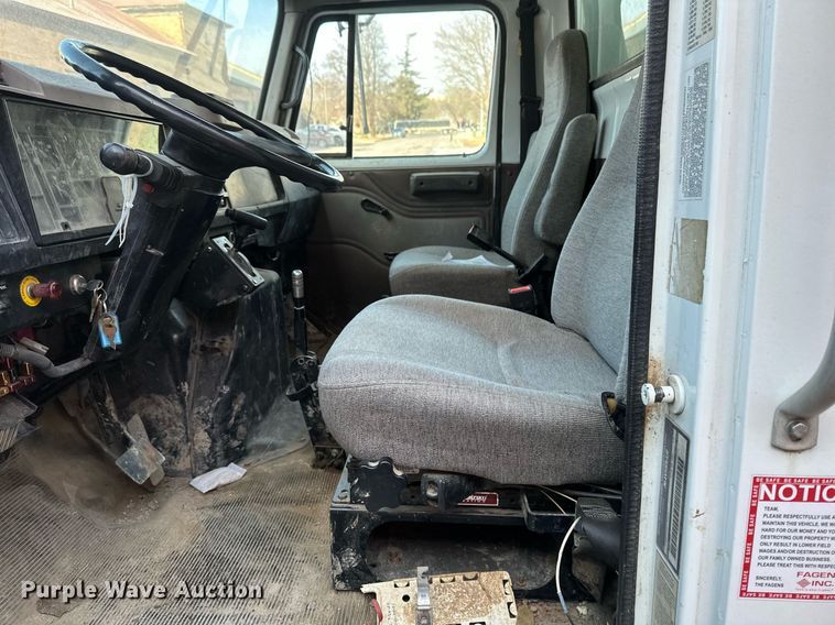 image for item DV0578 2000 International  4700 refrigerated delivery truck