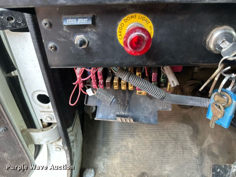 image for item DV0578 2000 International  4700 refrigerated delivery truck