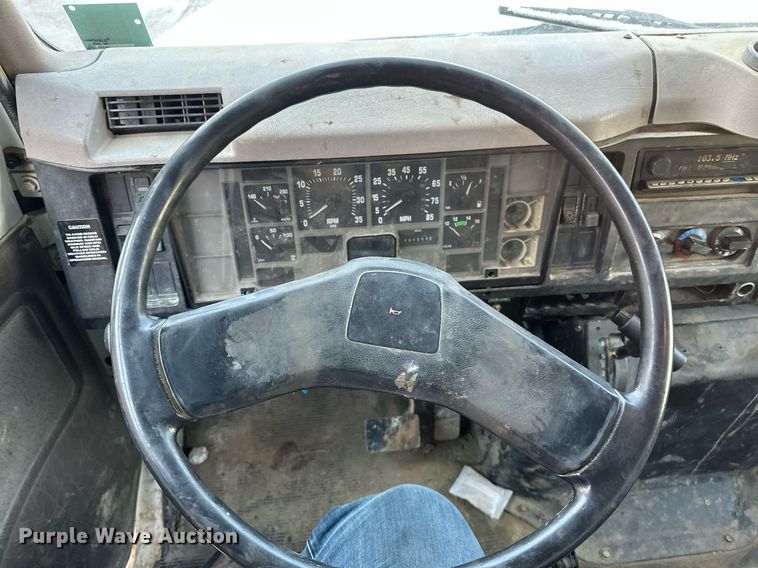 image for item DV0578 2000 International  4700 refrigerated delivery truck