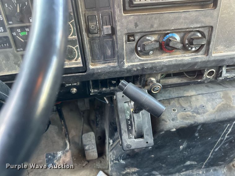 image for item DV0578 2000 International  4700 refrigerated delivery truck