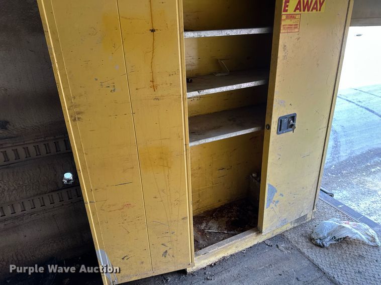 image for item DV0578 2000 International  4700 refrigerated delivery truck