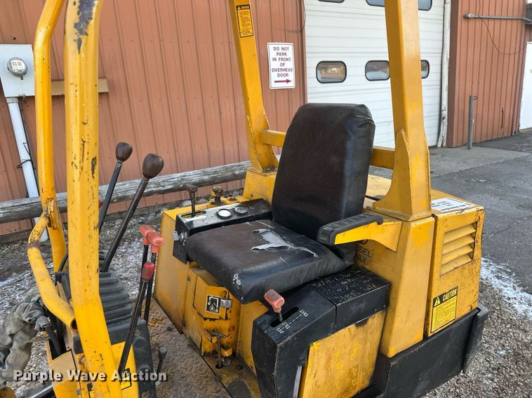 image for item DV0580 1992 John Deere 15 mini excavator