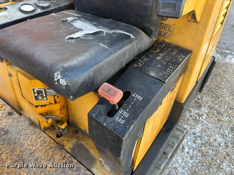 image for item DV0580 1992 John Deere 15 mini excavator