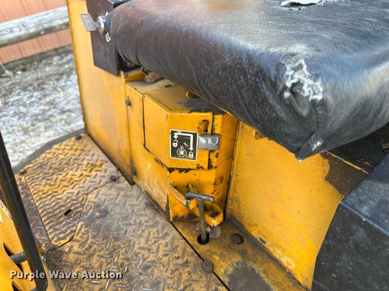 image for item DV0580 1992 John Deere 15 mini excavator