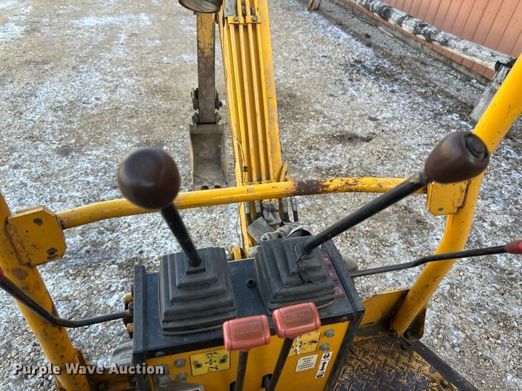 image for item DV0580 1992 John Deere 15 mini excavator