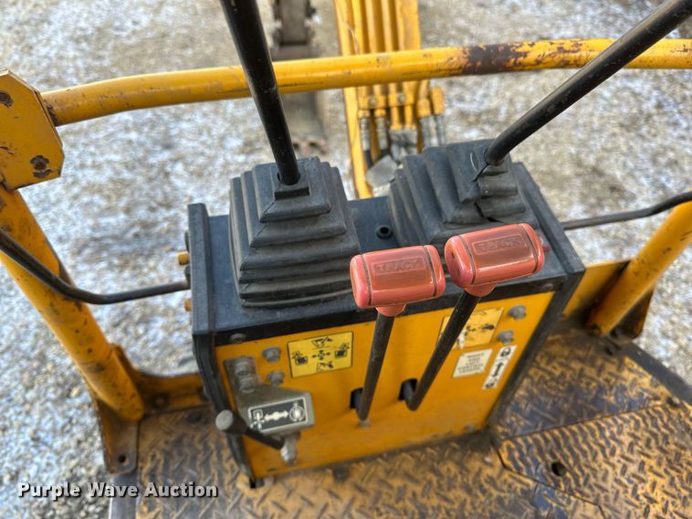 image for item DV0580 1992 John Deere 15 mini excavator