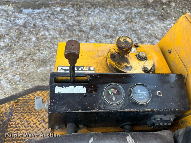 image for item DV0580 1992 John Deere 15 mini excavator