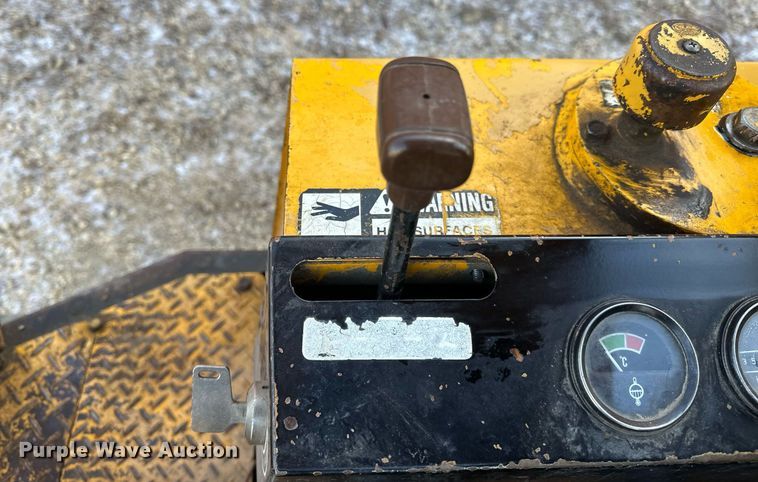 image for item DV0580 1992 John Deere 15 mini excavator